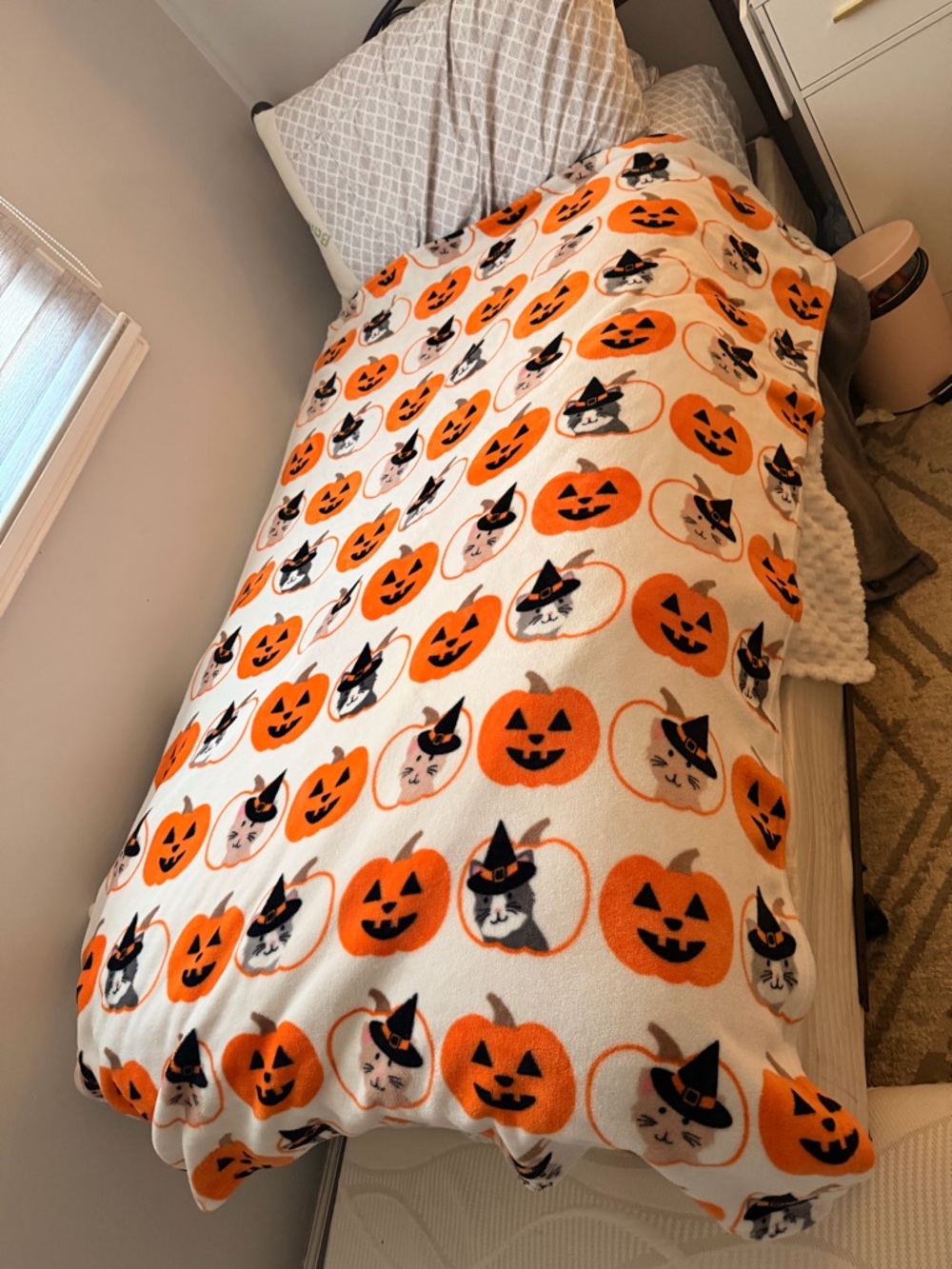 Halloween Pumpkin and Cat Plush Throw Blanket - Orange/White